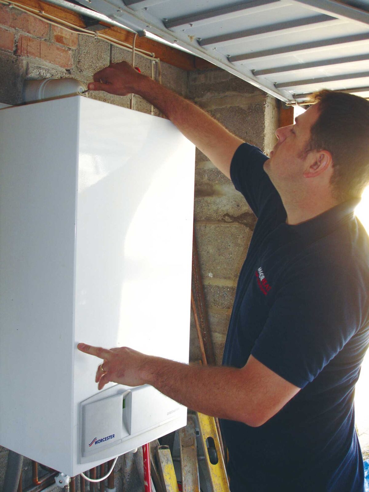 Moorheat-Engineer-commencing-service-of-Combi-Boiler