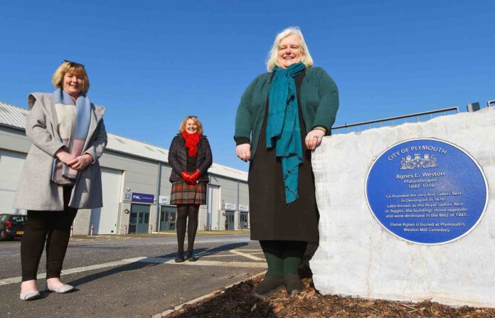 Blue-Plaques-From-L-R---Councillors-Sally-Haydon,-Sue-Dann-and-Jemima-Laing-with-the-Aggie-Weston-Plaque