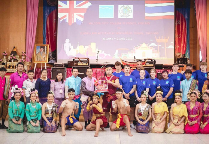 City College students pictured with their hosts in Thailand City College students pictured with their hosts in Thailand