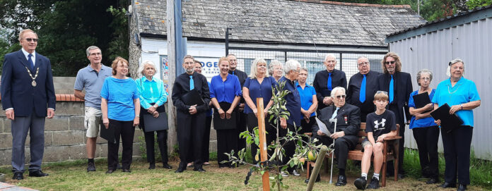 Stannator Arno Bessel and church members in the new garden Stannator Arno Bessel and church members in the new garden