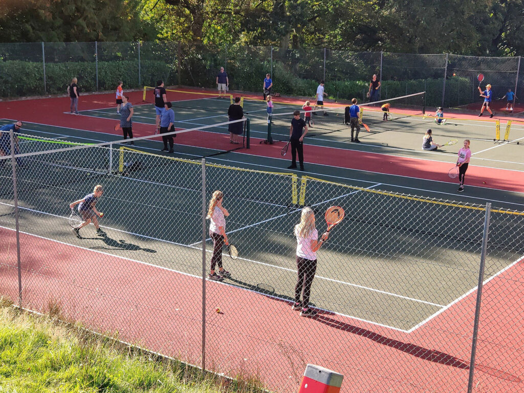 Tennis courts, Dawn til dusk