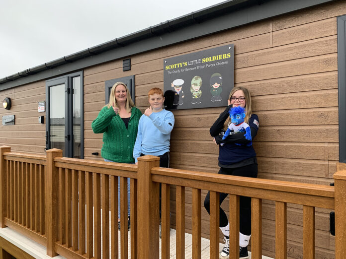 Scotty Devon Lodge Scotty's Palin family outside Scotty's new Devon lodge