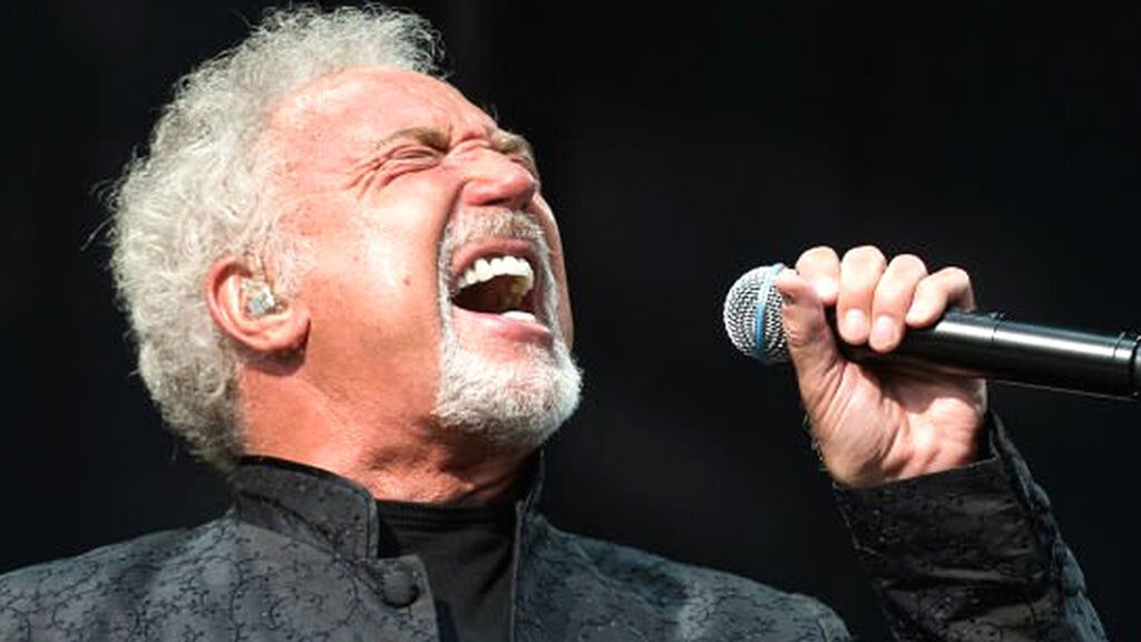 Tom Jones Singing Close upe