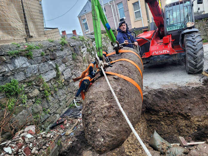 Keyham bomb PO(D) Cartwright oversees the safe lifting of the bomb