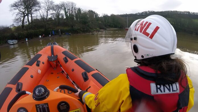plymouth_rnli_lifeboat_assist_injured_man_at_millbrook_lake